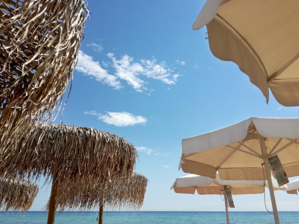 Beach Front Villa Nea Kallikrateia Екстер'єр фото
